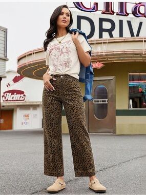 Leopard print high waisted wide leg jeans size 28 medium